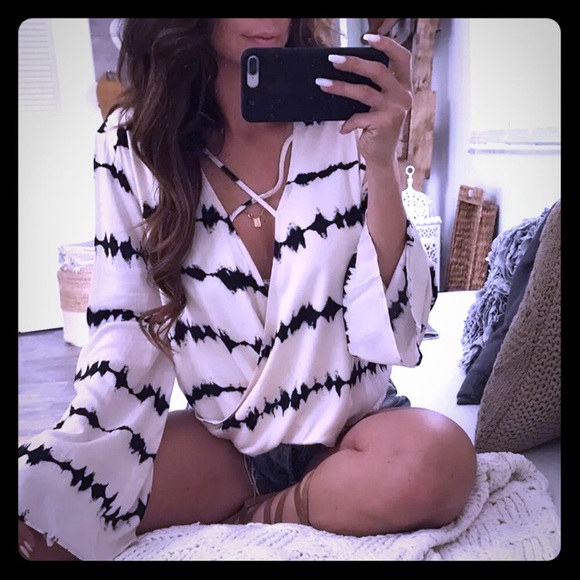 Tops - Beautiful long sleeve black and white top
